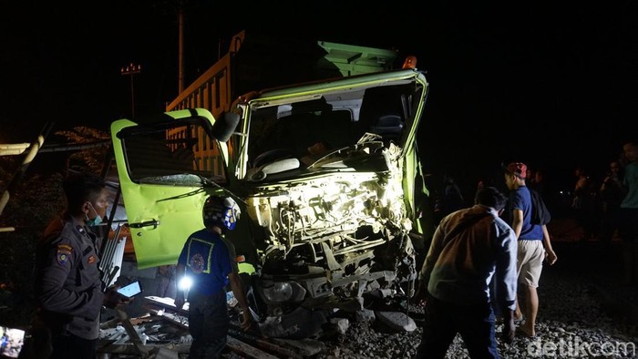 dump truk tertabrak ka wijaya kusuma di mojokerto