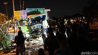 Ridwan menjelaskan dump truk yang mogok sempat ditarik menggunakan truk molen yang kebetulan melintas. Namun, tambang yang diikat terhadap kedua truk putus. hingga akhirnya tertabrak kereta yang melintas.
