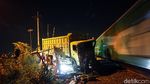 Ringsek Dump Truk Tertabrak KA Wijaya Kusuma di Mojokerto