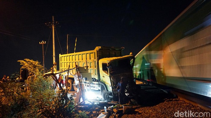 Dump truk tertabrak KA Wijaya Kusumua di Mojokerto Dump truk tertabrak KA Wijaya Kusumua di Mojokerto