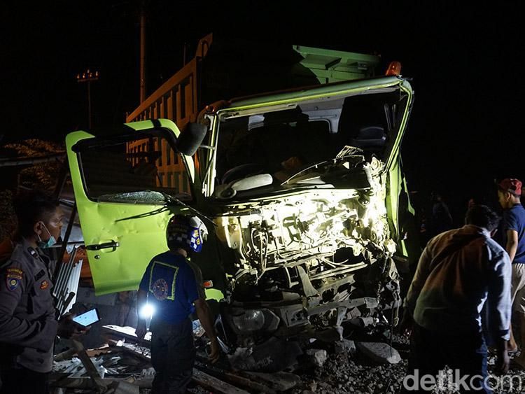 Ringsek Dump Truk Tertabrak KA Wijaya Kusuma di Mojokerto