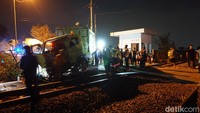 Penjaga perlintasan Damarsi, M Ridwan (31) mengatakan, kecelakaan terjadi sekitar pukul 18.00 WIB.