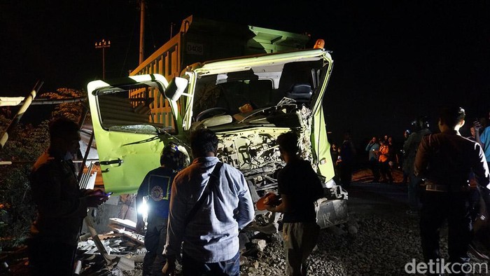 Dump truk tertabrak KA Wijaya Kusumua di Mojokerto