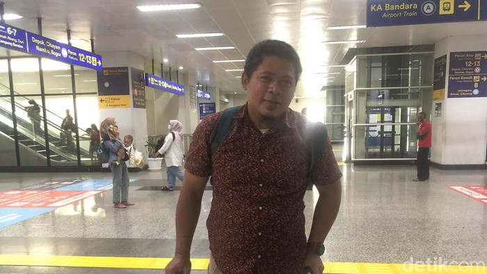 Eskalator untuk turun dari peron 12 dan 13 di Stasiun Manggarai belum berfungsi dan liftnya juga mati. Penumpang memakai kruk pun turun lewat tangga. (Damaris FKC/detikcom)