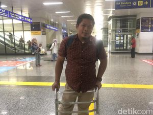 Lift-Eskalator Peron 12-13 Manggarai Mati, Penumpang Pakai Kruk Lewat Tangga