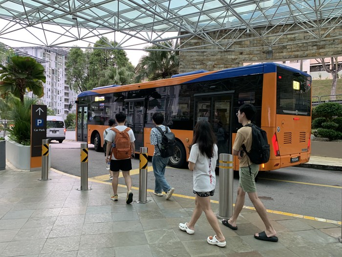 Fasilitas Bus Antar-Jemput Mahasiswa NUS