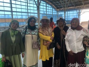 Lelahnya Lansia Turun Tangga di Stasiun Manggarai karena Lift-Eskalator Mati