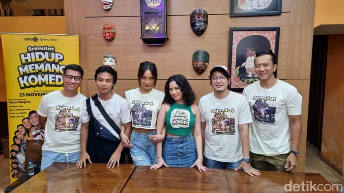 Para pemain film Srimulat: Hidup Memang Komedi saat memberikan keterangan.