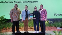 Direktur Aplikasi, Permainan, Televisi dan Radio Kemenparekraf Iman Santosa, Kepala Dinas Parekraf Provinsi DKI Jakarta Andhika Permata, Ketua Komite Ekraf Jakarta (KE JKT) Diaz Hensuk, Direktur Akses Pembiayaan, Deputi Bidang Investasi dan Industri Kemenparekraf RI Hayun Anujuprana hadir dalam pembukaan Futura Connectiva 2023 di Distrik Seni Sarinah, Jakarta, Selasa (21/11). 
