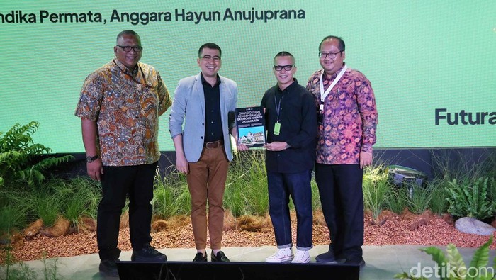 Forum Ekonomi Kreatif Futura Connectiva 2023 Iman Santosa selaku Direktur Aplikasi, Permainan, Televisi dan Radio Kemenparekraf bersama Andhika Permata selaku Kepala Dinas Parekraf Provinsi DKI Jakarta, Diaz Hensuk selaku Ketua Komite Ekraf Jakarta (KE JKT) serta Hayun Anujuprana selaku Direktur Akses Pembiayaan, Deputi Bidang Investasi dan Industri Kemenparekraf RI saat seremoni penyerahan Grand Design dari Komite Ekraf Jakarta (KE JKT) kepada Pemprov DKI Jakarta sebagai komitmen untuk memajukan sektor Ekonomi Kreatif pada acara pembukaan Futura Connectiva 2023 di Distrik Seni Sarinah Lantai 6 Jakarta, Selasa (21/11/2023).