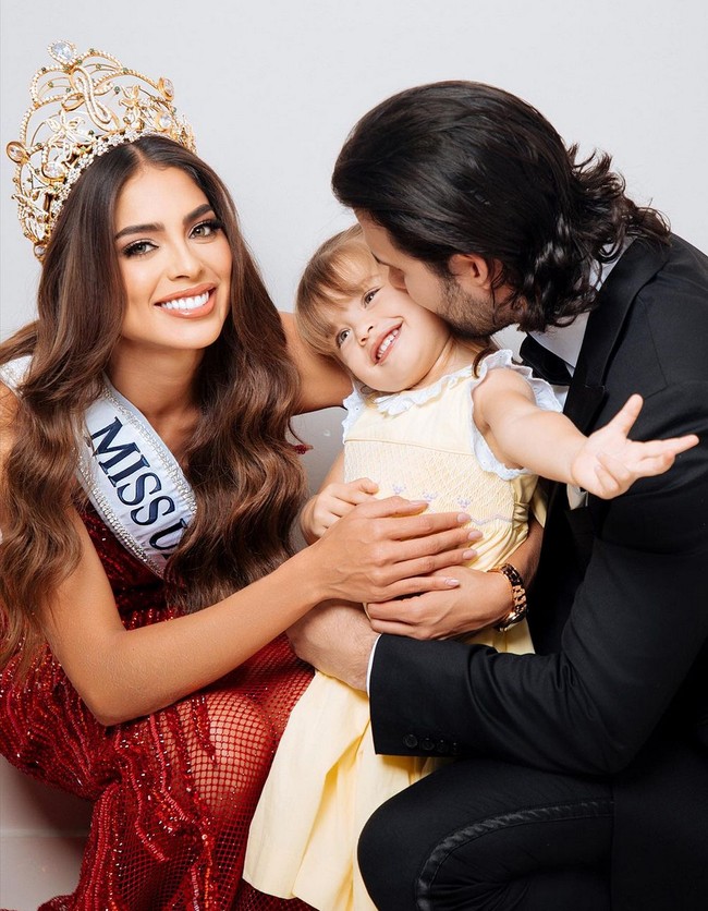 Pencapaiannya ini menjadi sorotan, sebab, dia menjadi wanita dan ibu menikah pertama yang mencapai posisi 5 besar di kontes Miss Universe 2023, mewakili Kolombia. Foto: Instagram/@camiavellam
