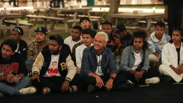 Ganjar Pranowo bersama pemua Papua.