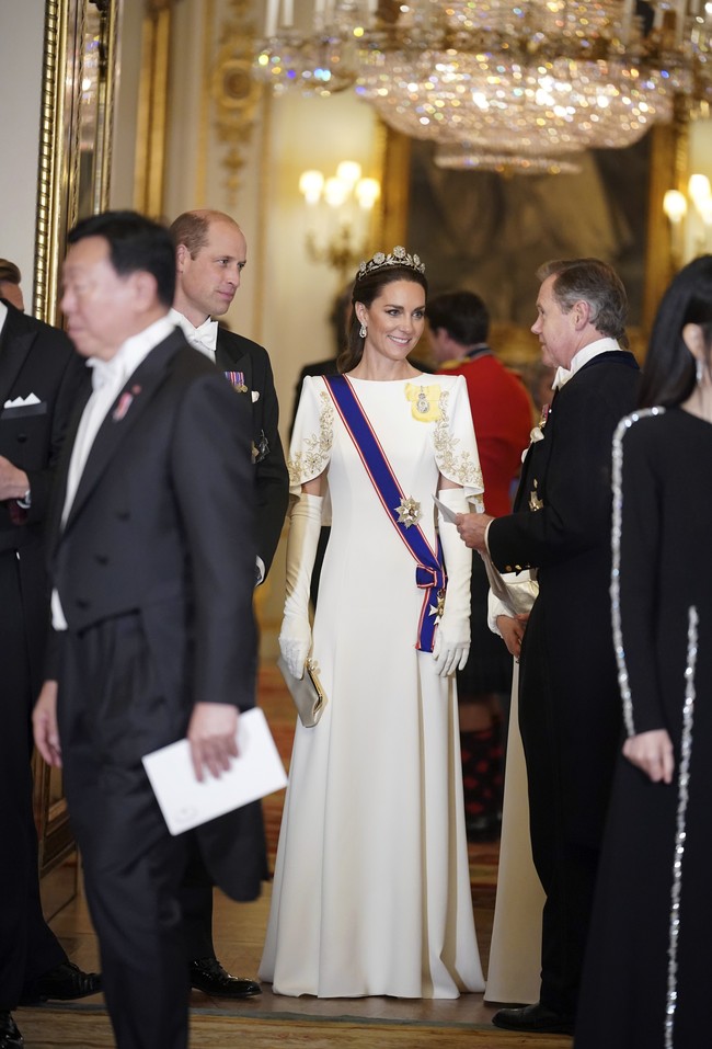 Sebuah foto dari 1926 memperlihatkan Elizabeth memakai tiara tersebut sebagai Duchess of York saat dipotret bersama suaminya. Pada tahun yang sama, Ratu Elizabeth II lahir. Sejak itu, tiara tersebut tidak pernah muncul lagi di hadapan publik. Namun, Telegraph mengabarkan, museum Victoria & Albert di London pernah memamerkannya pada 2002 dalam sebuah ekshibisi khusus koleksi tiara Kerajaan. (Foto: Yui Mok/Pool Photo via AP)