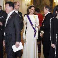 Sebuah foto dari 1926 memperlihatkan Elizabeth memakai tiara tersebut sebagai Duchess of York saat dipotret bersama suaminya. Pada tahun yang sama, Ratu Elizabeth II lahir. Sejak itu, tiara tersebut tidak pernah muncul lagi di hadapan publik. Namun, Telegraph mengabarkan, museum Victoria & Albert di London pernah memamerkannya pada 2002 dalam sebuah ekshibisi khusus koleksi tiara Kerajaan. (Foto: Yui Mok/Pool Photo via AP)