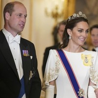 Tiara berbentuk bunga tersebut dulunya diketahui milik Lady Elizabeth Bowes-Lyon, yang bukan lain adalah Ibu Suri Elizabeth atau ibunda Ratu Elizabeth II. Ayahnya memberi tiara tersebut sebagai hadiah ketika Lady Elizabeth dinikahi Duke of York, yang kemudian menjadi Raja George VI, pada 1923. (Foto: Yui Mok/Pool Photo via AP)