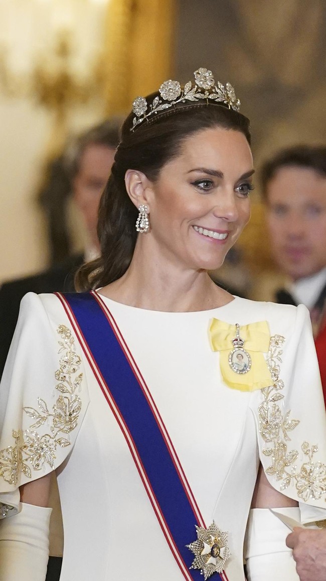 Lauren Kiehna, pendiri The Court Jeweller, menyebut pemilihan tiara tersebut sebagai bentuk penghormatan Kate untuk sosok Ibu Suri. Bukan kebetulan jika Kate, mungkin dengan bantuan Raja Charles, memilih untuk memakainya pada momen hampir 100 tahun setelah Ibu Suri pertama kali menerima tiara tersebut. Tampilannya mungkin terlalu antik dan terasa kurang fashionable, tapi mulai banyak perhiasan yang dianggap kuno kini digunakan lagi, katanya kepada People. (Foto: Yui Mok/Pool Photo via AP)