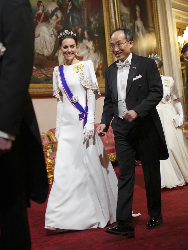 Kerajaan Inggris menggelar jamuan kenegaraan untuk menyambut Presiden Korea Selatan (Korsel) Yoon Suk Yeol dan istrinya, Kim Keon Hee, pada awal November lalu. Penampilan memukau Kate Middleton dengan tiara yang belum pernah dipakai hampir seabad lamanya turut menandai momen istimewa tersebut. (Foto: Yui Mok/Pool Photo via AP)