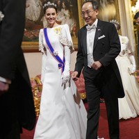 Kerajaan Inggris menggelar jamuan kenegaraan untuk menyambut Presiden Korea Selatan (Korsel) Yoon Suk Yeol dan istrinya, Kim Keon Hee, pada awal November lalu. Penampilan memukau Kate Middleton dengan tiara yang belum pernah dipakai hampir seabad lamanya turut menandai momen istimewa tersebut. (Foto: Yui Mok/Pool Photo via AP)