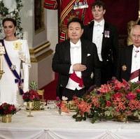 Sampai akhirnya setelah 100 tahun tersimpan, Kate Middleton menjadi orang pertama yang memakainya kembali. People mengabarkan, kemuncul tiara ini sekaligus menandai tiara keempat yang dipakai ibu tiga anak itu sebagai anggota keluarga Kerajaan. (Foto: Yui Mok/Pool Photo via AP)