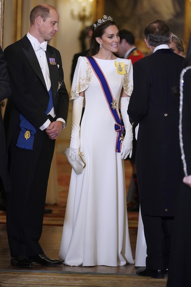 Sang Putri Wales menandai momen tersebut dengan sebuah tiara spesial yang memahkotai kepalanya. Istri Pangeran William itu memakai Strathmore Rose Tiara yang merupakan bagian dari koleksi perhiasan berharga Kerajaan. (Foto: Yui Mok/Pool Photo via AP)