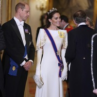 Sang Putri Wales menandai momen tersebut dengan sebuah tiara spesial yang memahkotai kepalanya. Istri Pangeran William itu memakai Strathmore Rose Tiara yang merupakan bagian dari koleksi perhiasan berharga Kerajaan. (Foto: Yui Mok/Pool Photo via AP)