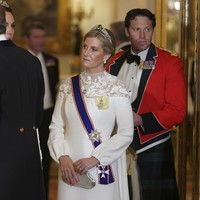 Sophie, Duchess of Edinburgh, anggun dalam balutan gaun putih. Gayanya dipermanis dengan panel bordiran yang menghiasi area bahu. Tidak ketinggalan sebuah tiara menghiasi kepalanya. (Foto: AP/Yui Mok)