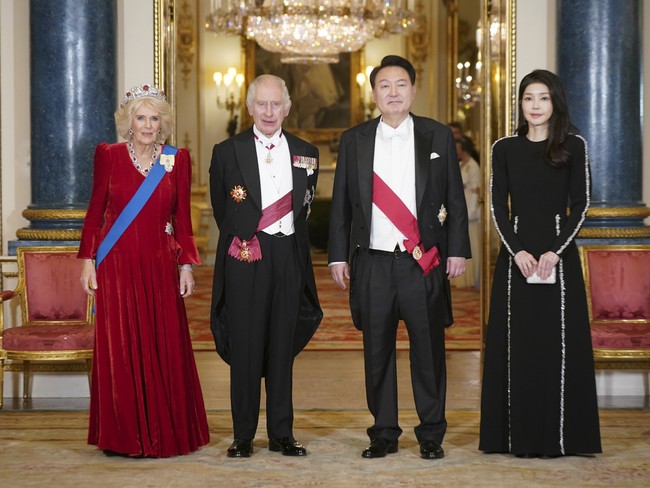 Kim Keon Hee menemani suaminya Presiden Korsel Yoon Suk Yeol melakukan kunjungan kenegaraan ke Inggris. Keduanya disambut oleh Raja Charles dan Ratu Camilla. Foto: AP/Yui Mok