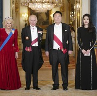 Kim Keon Hee menemani suaminya Presiden Korsel Yoon Suk Yeol melakukan kunjungan kenegaraan ke Inggris. Keduanya disambut oleh Raja Charles dan Ratu Camilla. Foto: AP/Yui Mok
