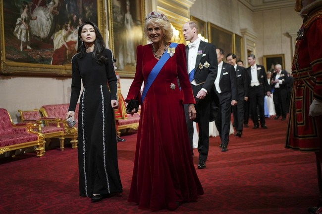 Apa rahasia awet muda Kim Keon Hee, ibu negara Korsel? Pakar kecantikan yang merupakan pendiri Perla Dermatology Clinic Einas Mousa mencoba menganalisa wajah Kim. Menurutnya wajah awet muda istri Presiden Korsel didapat karena riasan yang lebih minimalis dan perawatan kulit yang rutin. Foto: AP/Yui Mok