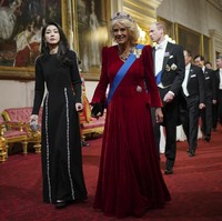 Apa rahasia awet muda Kim Keon Hee, ibu negara Korsel? Pakar kecantikan yang merupakan pendiri Perla Dermatology Clinic Einas Mousa mencoba menganalisa wajah Kim. Menurutnya wajah awet muda istri Presiden Korsel didapat karena riasan yang lebih minimalis dan perawatan kulit yang rutin. Foto: AP/Yui Mok