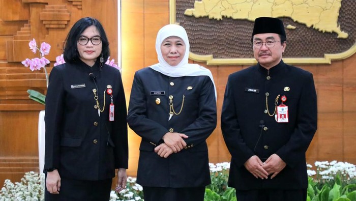 Gubernur Khofifah bersama Prof Cita dan Prof Joni usai pelantikan Dirut RSU dr Soetomo