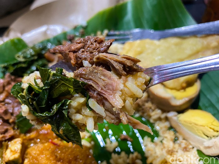 Gudeg Gejayan Mbak Sasha, sajikan gudeg basah dengan racikan cenderung gurih dan krecek yang pedas.