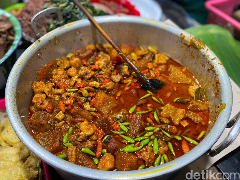 Gudeg Gejayan Mbak Sasha, sajikan gudeg basah dengan racikan cenderung gurih dan krecek yang pedas.