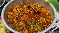 Krecek Gudeg Gejayan ini juga jangan sampai dilewatkan. Rasanya gurih pedas, kalau ingin tambah nendang di mulut bisa minta tambah mercon atau cabe rawitnya. Foto: detikFood/Yenny Mustika Sari