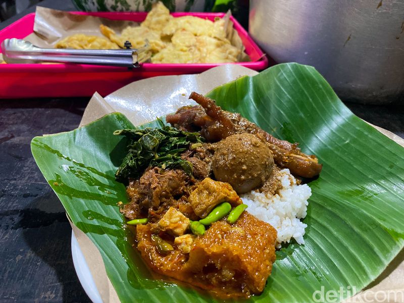 Gudeg Gejayan Mbak Sasha, sajikan gudeg basah dengan racikan cenderung gurih dan krecek yang pedas.