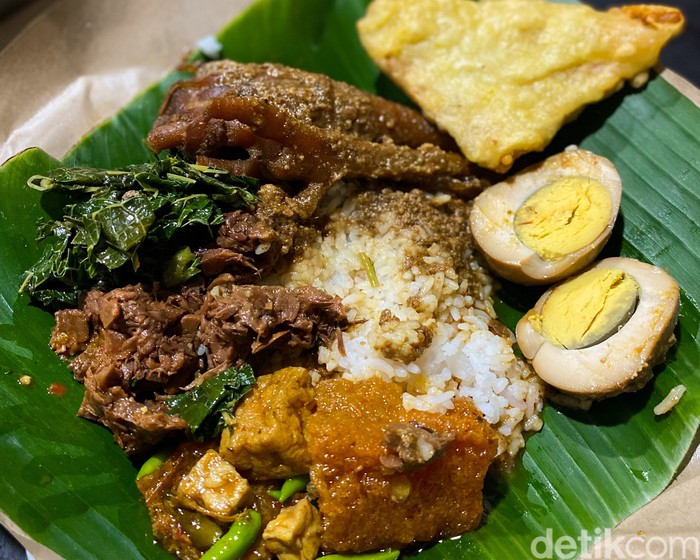 Gudeg Gejayan Mbak Sasha, sajikan gudeg basah dengan racikan cenderung gurih dan krecek yang pedas.