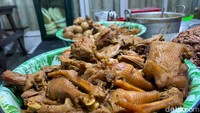 Selain nasi gudeg biasa, pilihan lauk di sini sangat beragam. Di antaranya seperti daging ayam, telur, tahu tempe, ati ampela, dan uritan. Foto: detikFood/Yenny Mustika Sari