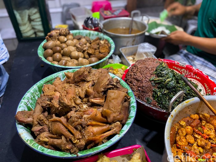 Gudeg Gejayan Mbak Sasha, sajikan gudeg basah dengan racikan cenderung gurih dan krecek yang pedas.