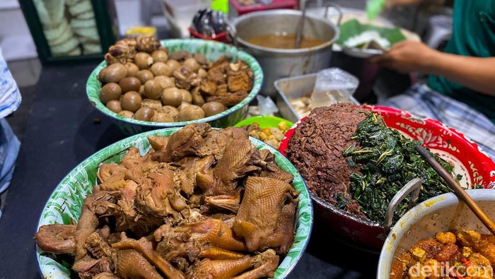 Gudeg Gejayan Mbak Sasha, sajikan gudeg basah dengan racikan cenderung gurih dan krecek yang pedas.