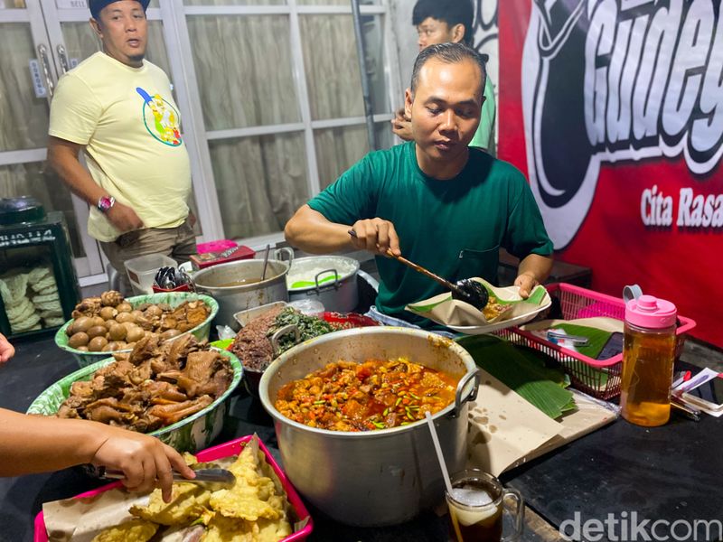 Gudeg Gejayan Mbak Sasha, sajikan gudeg basah dengan racikan cenderung gurih dan krecek yang pedas.