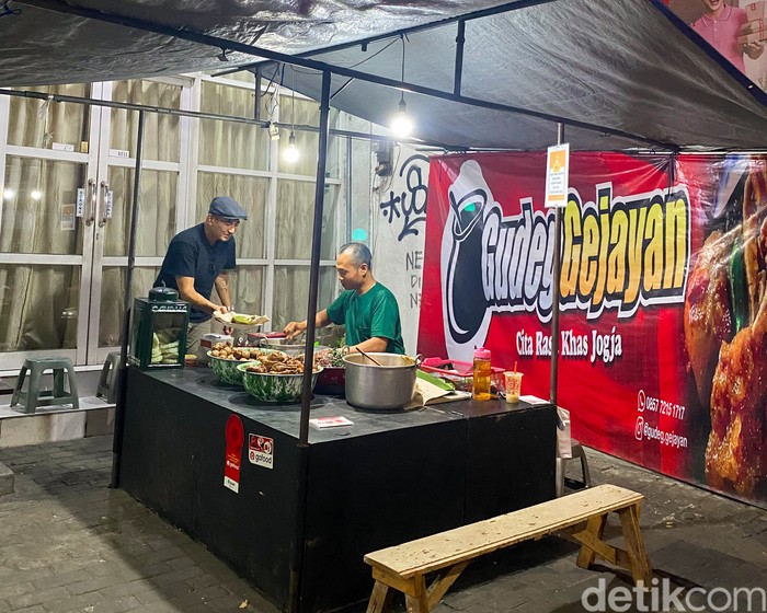 Gudeg Gejayan Gudeg Gejayan Mbak Sasha, sajikan gudeg basah dengan racikan cenderung gurih dan krecek yang pedas.