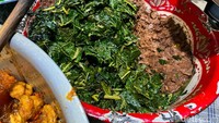 Sajian gudeg di sini juga unik, karena menggunakan tumisan daun pepaya. Daun pepayanya juga tidak pahit, jadi lebih nikmat menyantapnya. Foto: detikFood/Yenny Mustika Sari