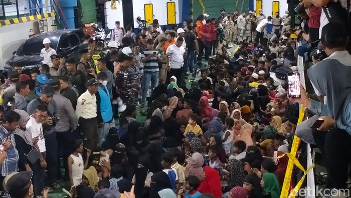 Imigran Rohingya di Pelabuhan Ulee Lheue Banda Aceh. (Agus Setyadi/detikSumut)