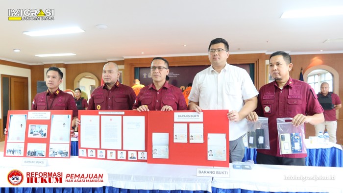 Imigrasi Jakut menangkap 7 buronan Kepolisian China. Ketujuh warga negara asing (WNA) China ditangkap dengan kasus hukum berbeda di negaranya. (dok Imigrasi Jakut)