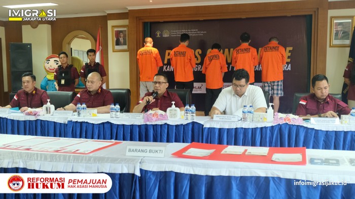 Imigrasi Jakut menangkap 7 buronan Kepolisian China. Ketujuh warga negara asing (WNA) China ditangkap dengan kasus hukum berbeda di negaranya. (dok Imigrasi Jakut)