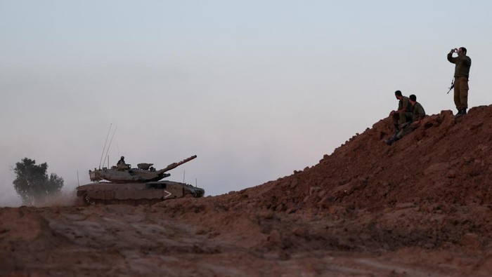 A tank manoeuvres near the border with Gaza, amid the ongoing conflict between Israel and the Palestinian Islamist group Hamas, in southern Israel, November 21, 2023. REUTERS/Ronen Zvulun
