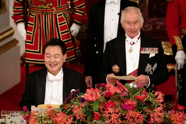 Kunjungan kenegaraan Presiden Yoon Suk Yeol dan Ibu Negara Korsel Kim Keon Hee di Inggris berlanjut dengan makan malam formal di Istana Buckingham, London, pada Selasa (21/11/2023) malam. Sebagai tuan rumah, hadir Raja Charles III dan Ratu Camilla. (Foto: Aaron Chown/Pool via REUTERS)