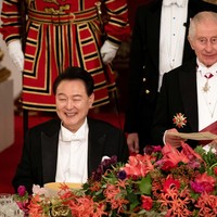 Kunjungan kenegaraan Presiden Yoon Suk Yeol dan Ibu Negara Korsel Kim Keon Hee di Inggris berlanjut dengan makan malam formal di Istana Buckingham, London, pada Selasa (21/11/2023) malam. Sebagai tuan rumah, hadir Raja Charles III dan Ratu Camilla. (Foto: Aaron Chown/Pool via REUTERS)