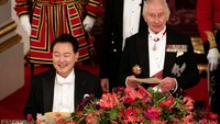 Raja Charles III mengapresiasi BLACKPINK atas perannya sebagai Duta Global untuk Konferensi Perubahan Iklim Perserikatan Bangsa-Bangsa (PBB) 2021 atau COP26 sekaligus advokat untuk tujuan pembangunan berkelanjutan PBB. (Aaron Chown/Pool via REUTERS)  