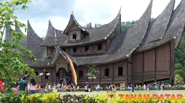 Istano Basa Pagaruyung (laman resmi Tanahdatar)